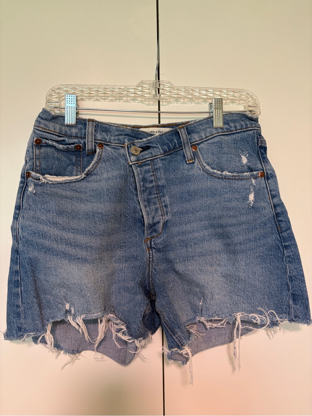 Abercrombie High Rise Dad Short - med wash - asymmetrical - 28/6